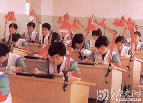 中共中央颁布《关于教育体制改革的决定》 - 2