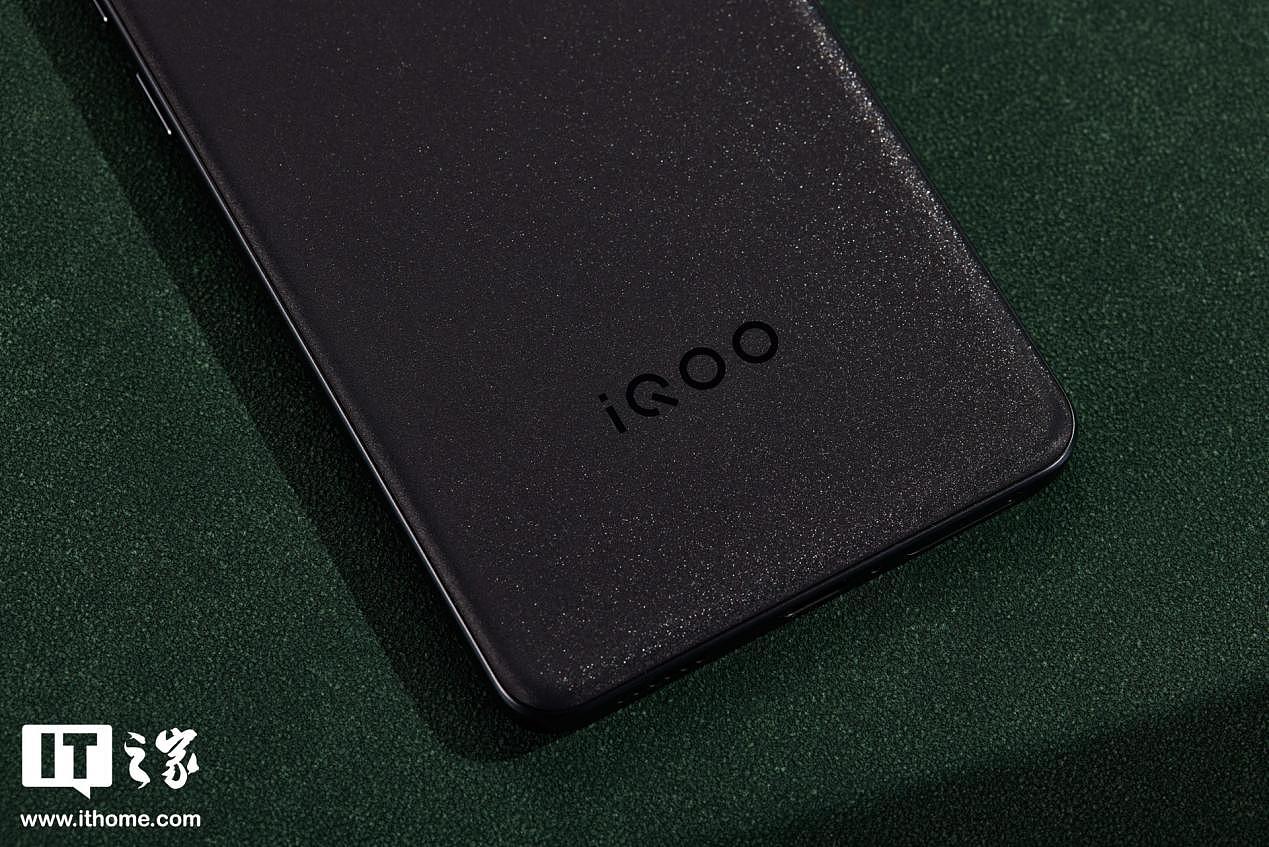 【IT之家开箱】iQOO Neo9S Pro + 格斗黑手机图赏：大众的审美，电竞的心 - 3