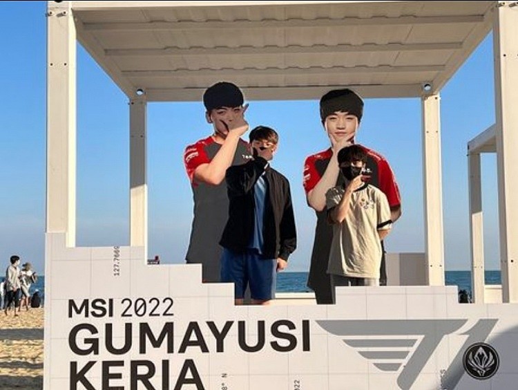 Keria与Gumayusi一起打卡T1人形立牌：2022 MSI加油 - 1