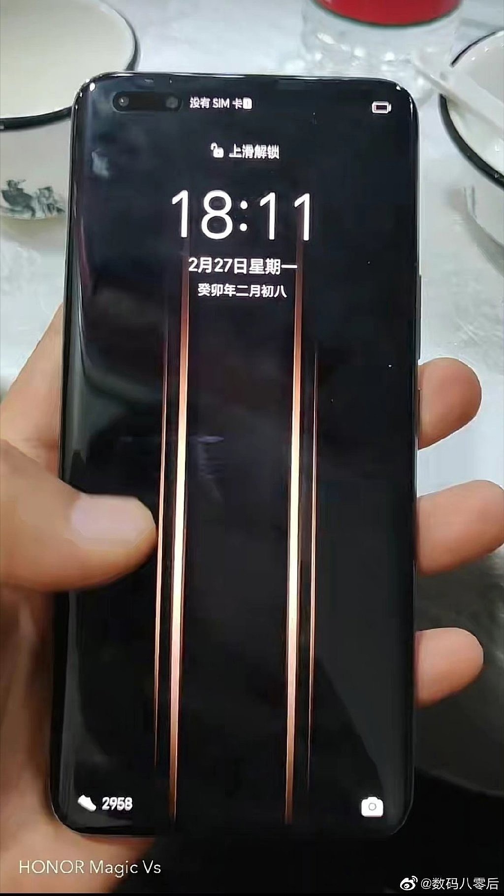 荣耀 Magic5 至臻版手机真机曝光，采用素皮后壳 - 5