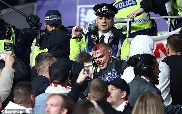 匈牙利球迷在温布利与英国警察发生了肢体冲突 - 5