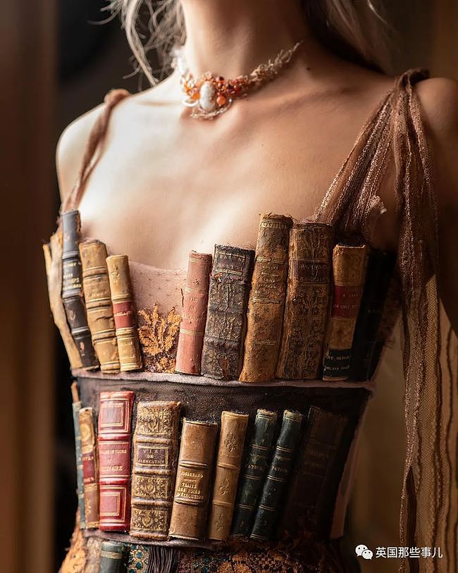 用裙子讲故事，她把书本和表盘都缝进裙子…竟然这么美！ - 2