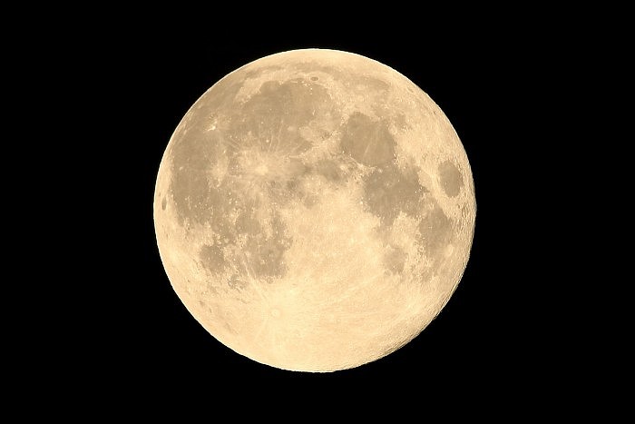 1599px-Strawberry_moon_2018_06_29_Japan.jpg