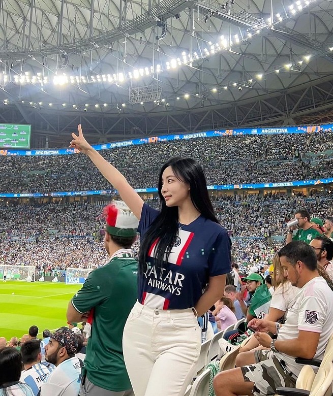 梅西的魅力：韩国游戏美女主持现场观赛 为Messi加油！ - 1