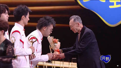 DOTA2国家队获微博之夜年度影响力电竞团队 路垚、张志成代表领奖 - 1