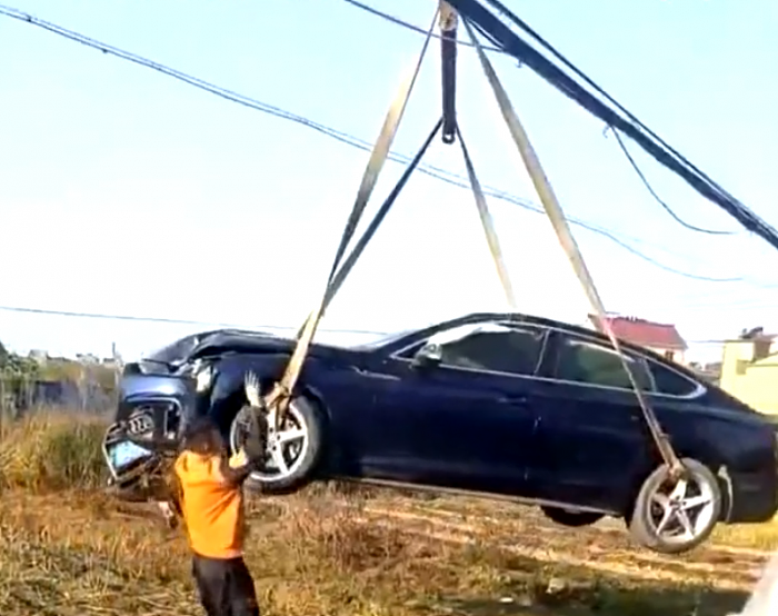 奥迪车辆车祸翻车 车辆应急系统自动启动“出卖”酒驾女司机 - 2