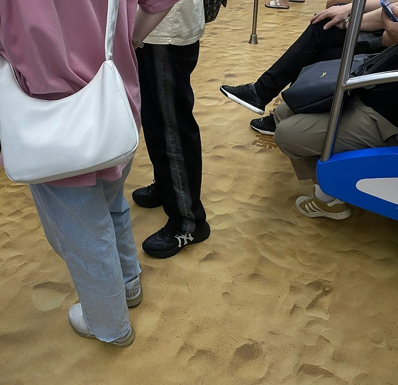 亚运马术项目同款？杭州地铁车厢成沙地：驰骋沙场 一马当先 - 2