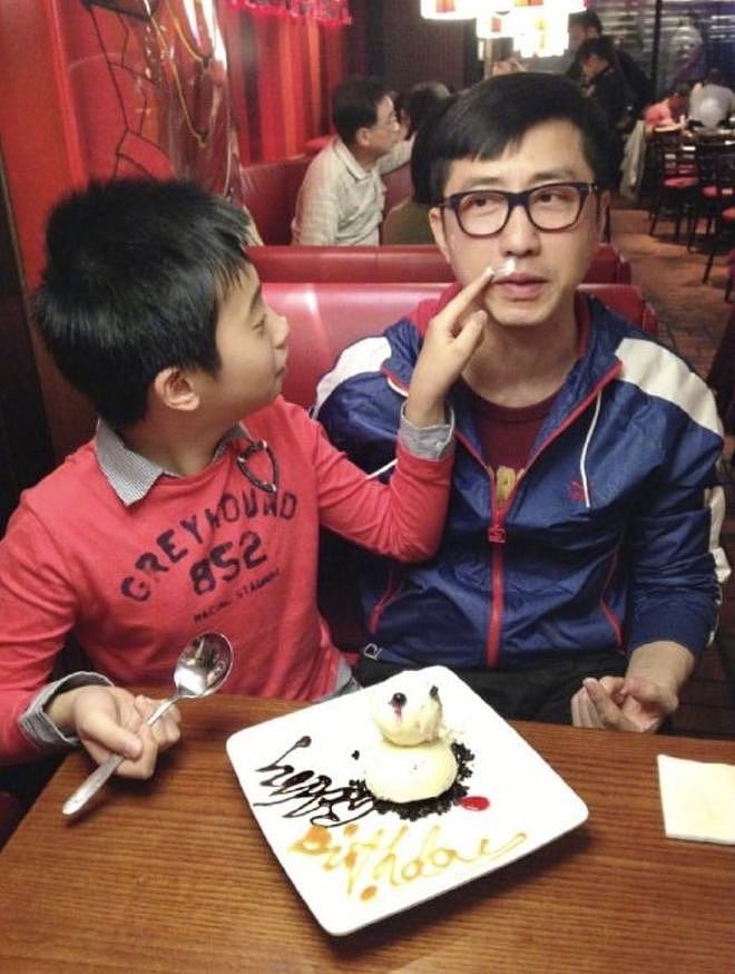 庾澄庆首晒儿子高清正脸，为哈利庆祝20岁生日，父子互动好温馨 - 2