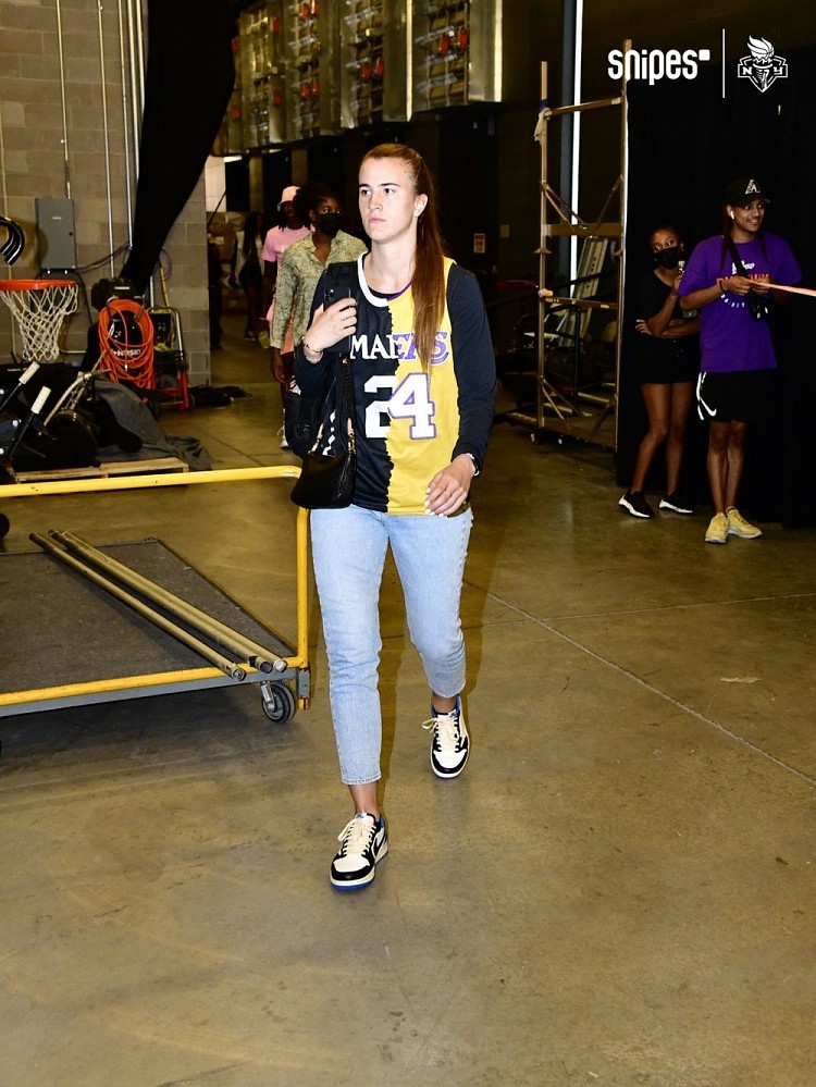 WNBA季后赛 20年状元约内斯库身穿定制服饰缅怀Gigi&科比 - 1
