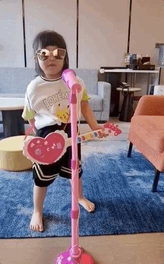 王祖蓝晒女儿弹唱视频，想送她进乐队，3岁Gabby摇滚范儿十足 - 9