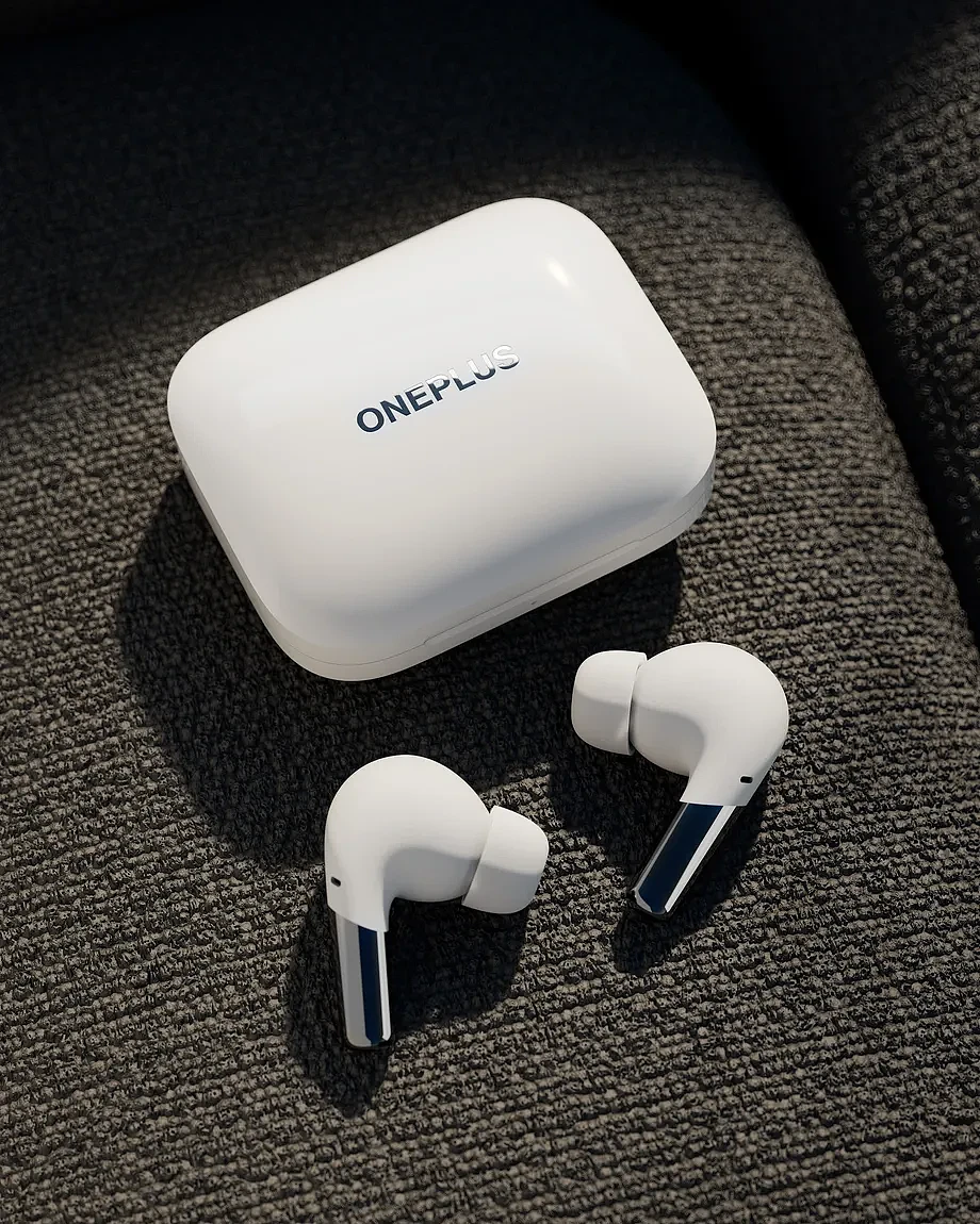 Case_and_earbuds_white.webp