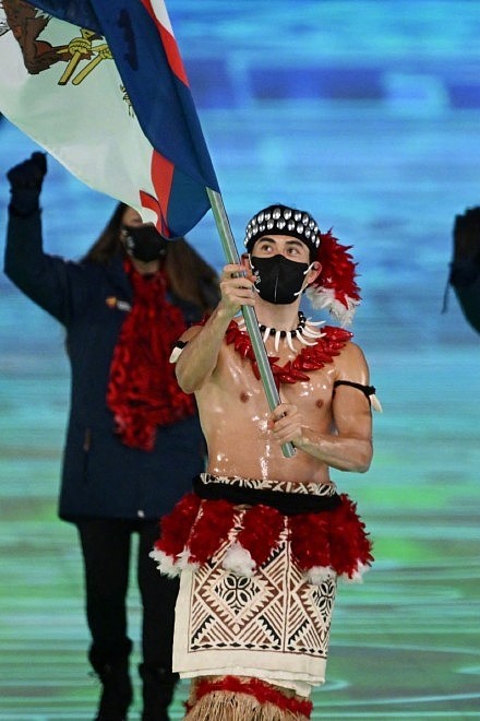 冬奥会穿最少的赤膊旗手有中国血统：7个月内参加夏冬两届奥运会 - 1
