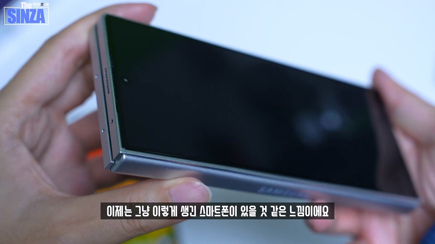 三星 Galaxy Z Fold6 手机机模上手：更宽、更方正 - 2