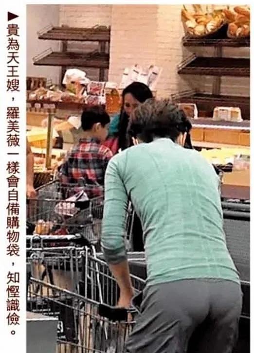 张学友51岁老婆罗美薇超市被拍下近照，网友：难怪歌神这麽爱她 - 6