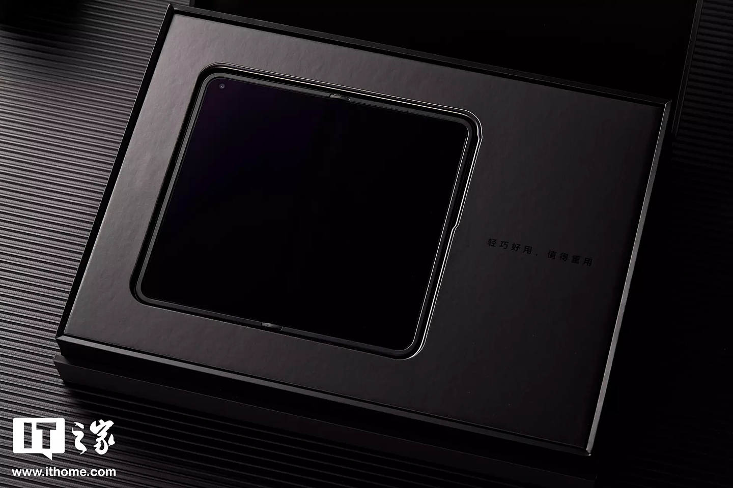 【IT之家开箱】OPPO Find N2 素黑图赏：比直板机还轻的横向大折叠手机 - 19