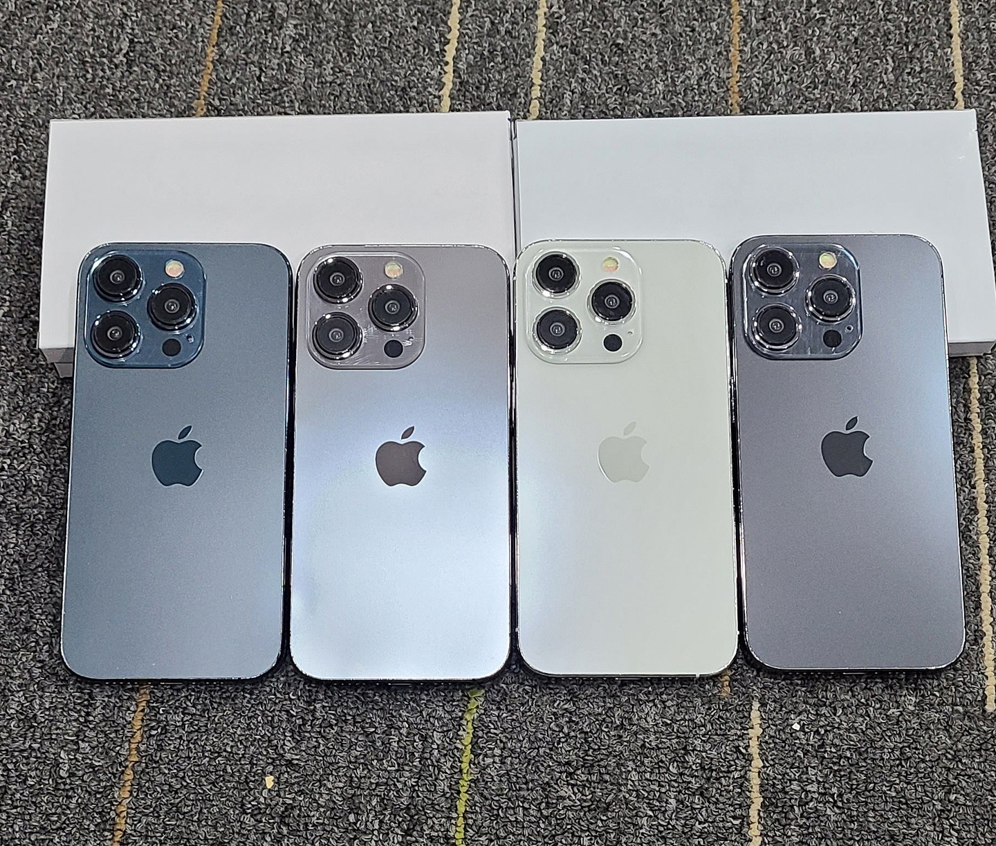 苹果 iPhone 15 / Pro 机模展示，预计将提供 5 种和 4 种配色 - 1