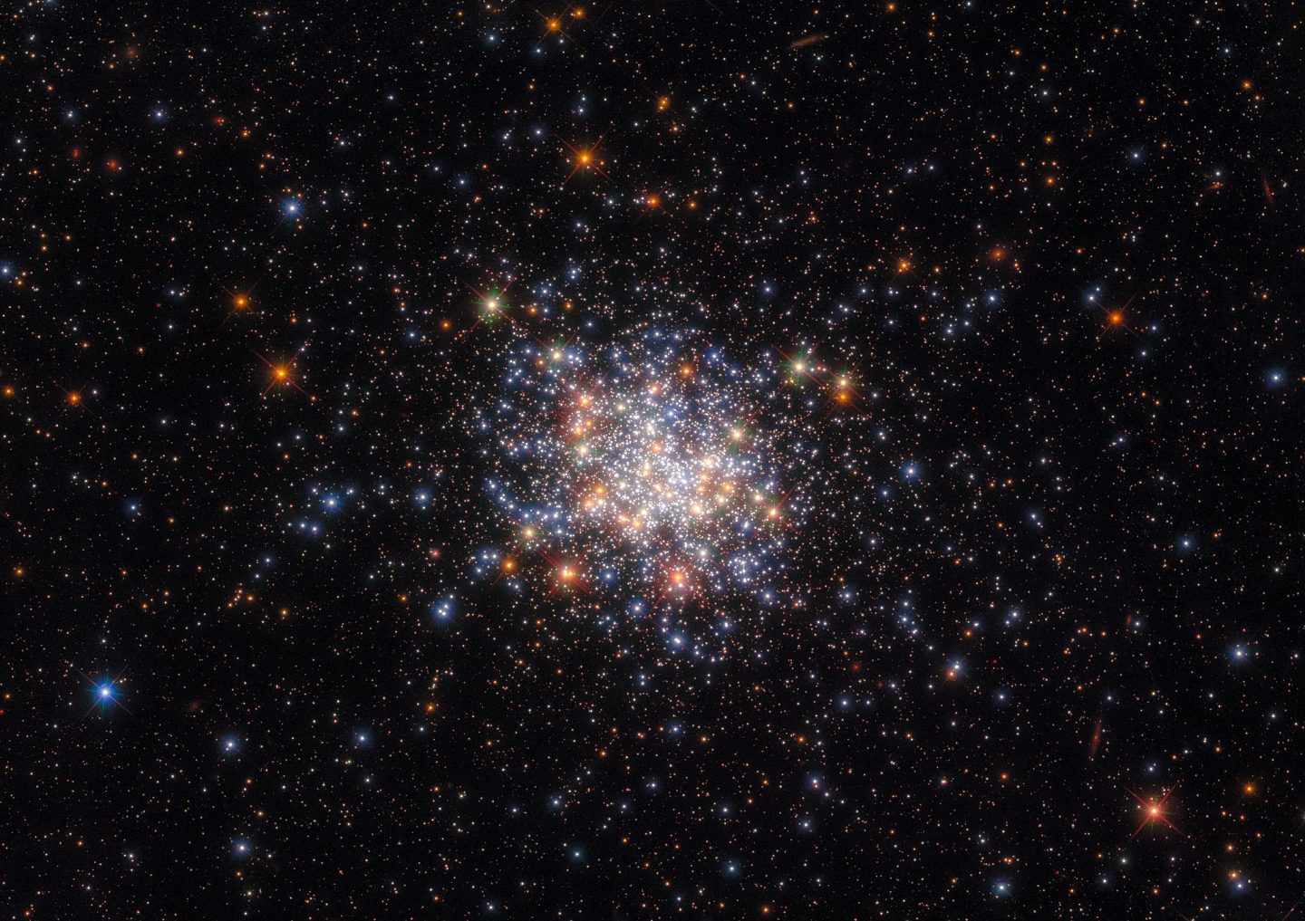 哈勃太空望远镜捕捉到绚丽的开放式星团NGC 1755 - 1
