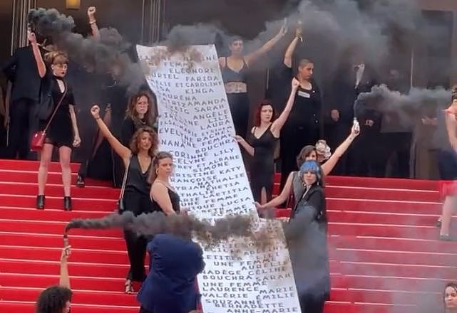 戛纳电影节再现突发状况，数名黑衣女子冲上红毯，现场浓烟滚滚 - 2