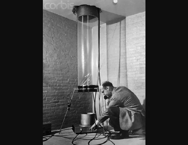 物理学家格伦·雷布卡正在哈佛大学杰斐逊塔的下端设置实验装置，同时给庞德教授打电话。这就是著名的庞德-雷布卡实验。在没有进一步改动的情况下，从塔底发出的光子不会被塔顶的相同材料吸收。这项实验证实了引力红移的存在。