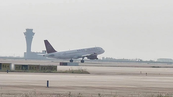 吉祥航空HO1145从浦东机场起飞 今起少量上海始发航班开始恢复 - 1