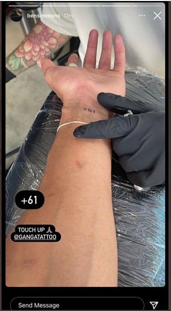 西蒙斯在手腕上增加新纹身：+61 并配文“修整” - 1