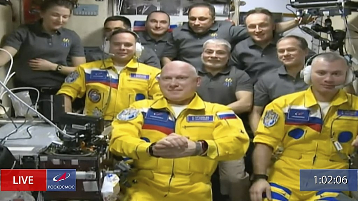 俄宇航员抵达空间站时穿乌克兰国旗配色航天服？网友：只是媒体炒作 - 1