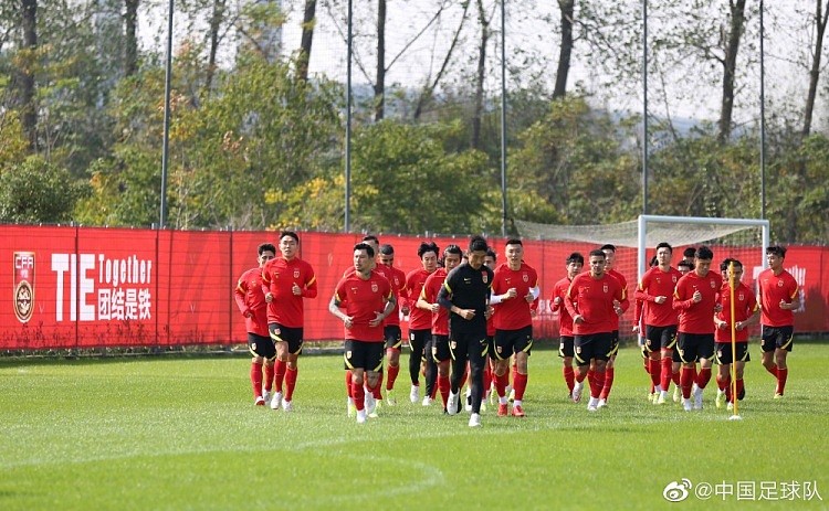 国足结束隔离转场至上海，31名球员全部参加今日上午的合练 - 1