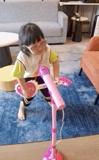 王祖蓝晒女儿弹唱视频，想送她进乐队，3岁Gabby摇滚范儿十足 - 5