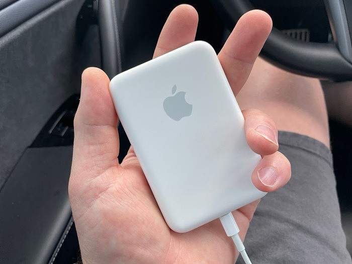 [动图]请购买Apple Care：使用MagSafe外接电池后iPhone有摔机风险 - 4