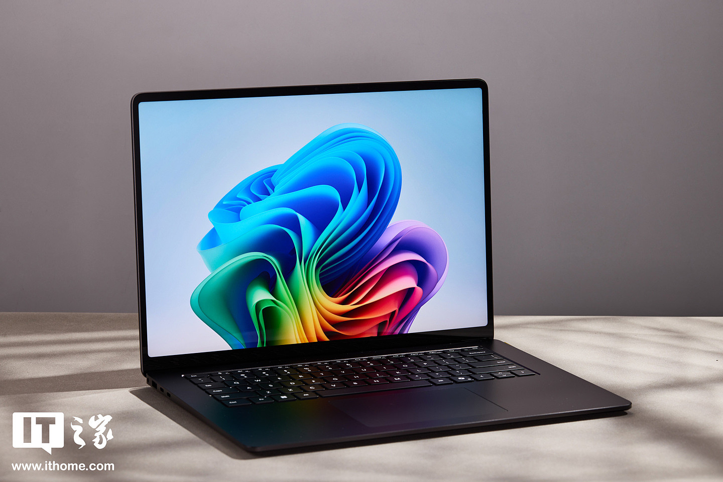 【IT之家开箱】微软 Surface Laptop 第 7 版 15 英寸首发图赏：极简全金属机身，设计焕然一新 - 3