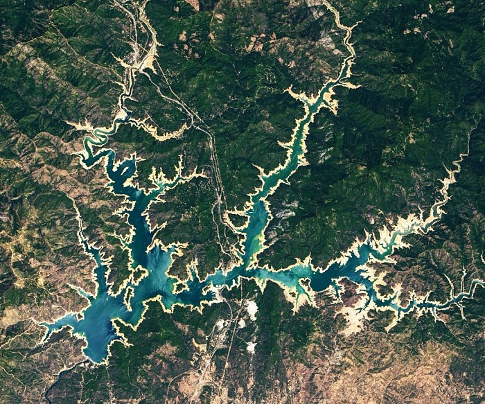 美国加州遇1976-77年以来最严重旱灾 卫星图显示当地水库对比情况 - 2