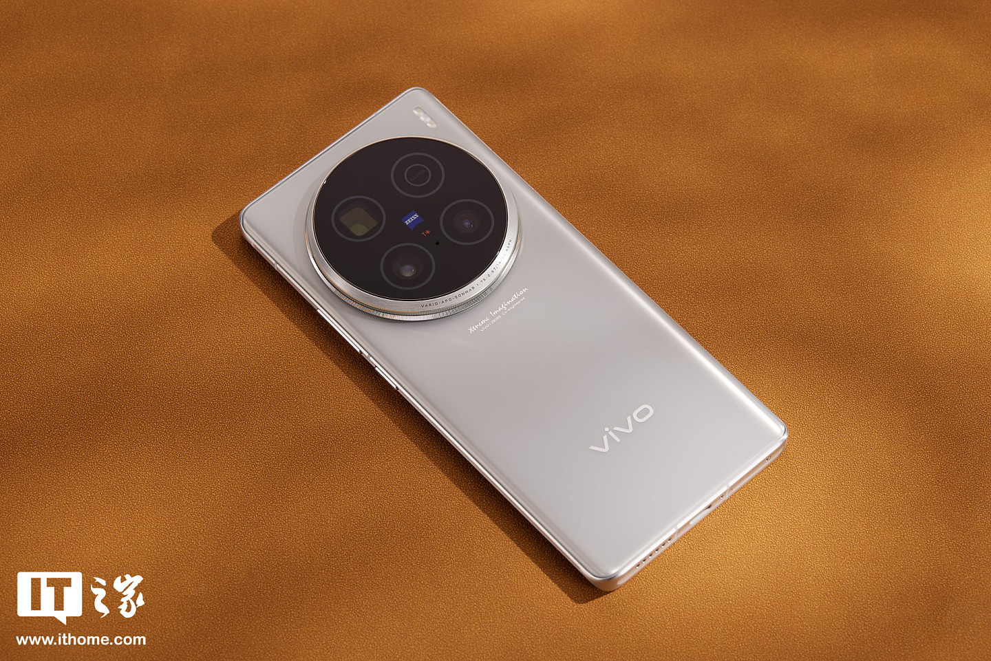 【IT之家开箱】vivo X100 Ultra「钛色」图赏：蓝厂第一款 Ultra，号称能打电话的“相机” - 1