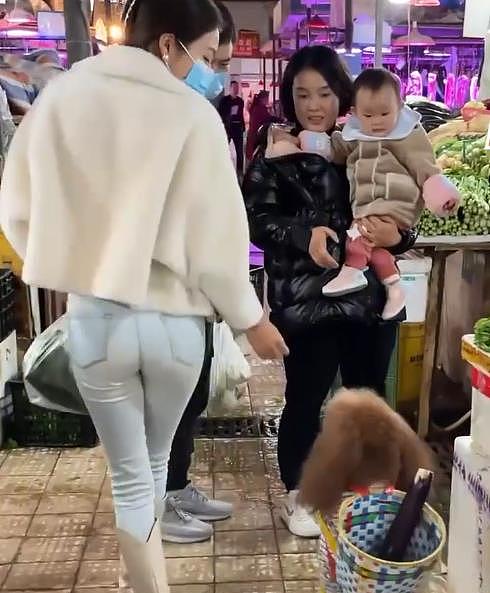 重庆：狗狗和主人去买菜，背着背篓的样子引人围观：这成精了吗？ - 2