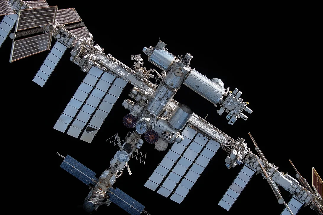 NASA公布新一批ISS近照：摄于Crew-2返回地球任务期间 - 6