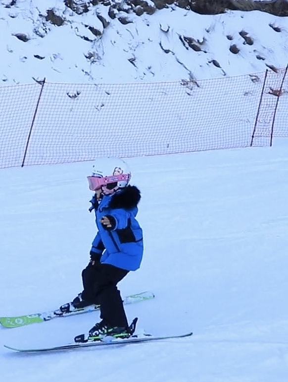 章子怡晒母女同框照，醒宝颜值越来越高超爱笑，大秀滑雪技能 - 6