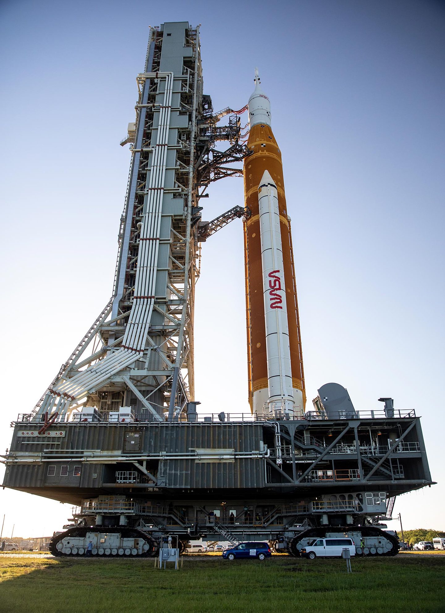 历经8小时，NASA Artemis I月球火箭抵达将进行湿式彩排的发射台 - 5