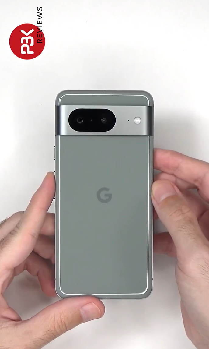谷歌 Pixel 8 手机首个开箱视频曝光：“防爆盾”造型双摄、双 C 口数据线 - 6