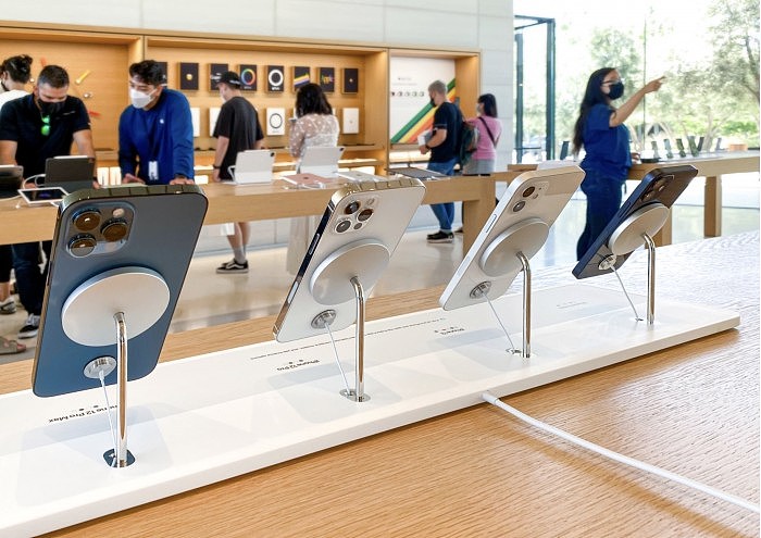 Apple Store开始采用MagSafe展示架悬空展示iPhone - 1