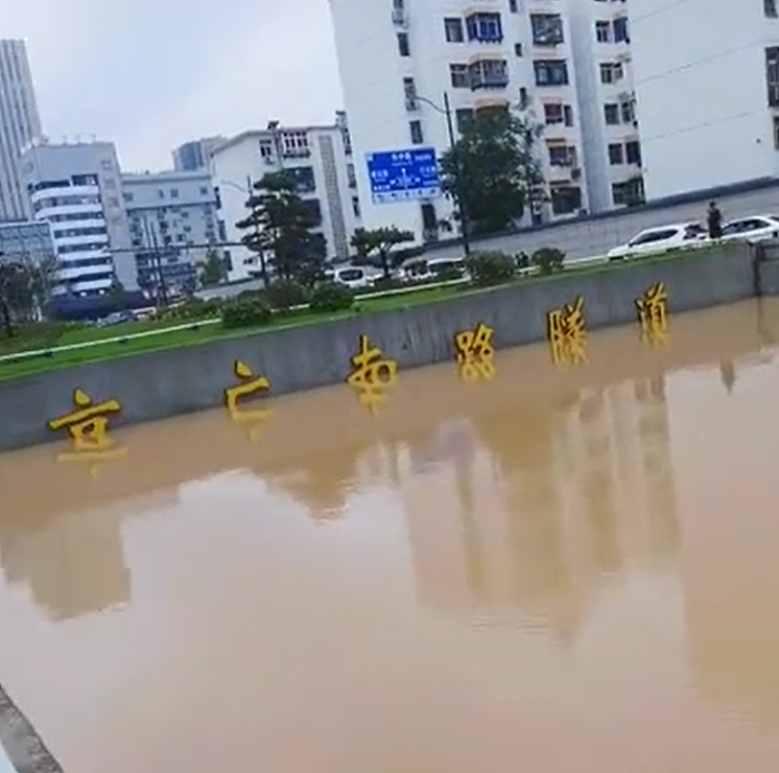 河南遭暴雨袭击车辆损失预估近10亿元 理赔压力沉重 - 1