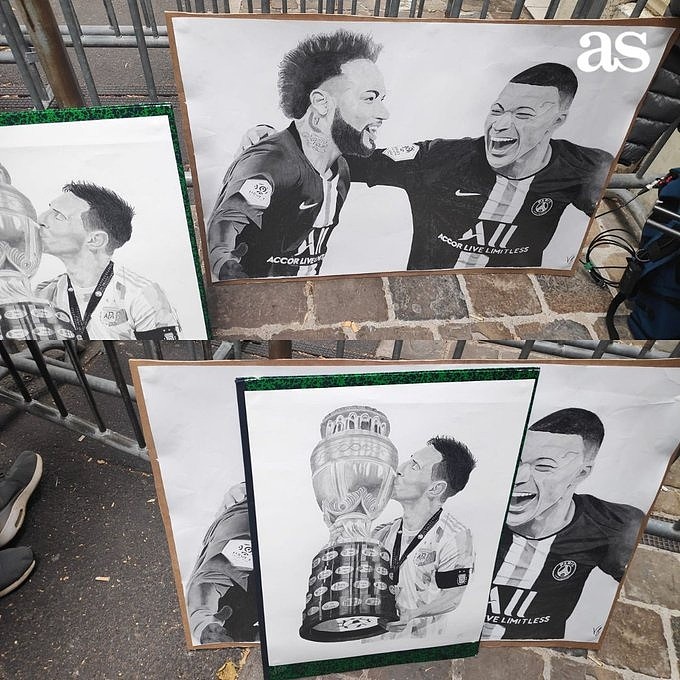 巴黎入住酒店外，球迷展示为梅西、内马尔、姆巴佩制作的图画 - 1