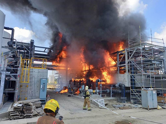 消防员到厂区起火现场扑救。图自台湾“中时新闻网”