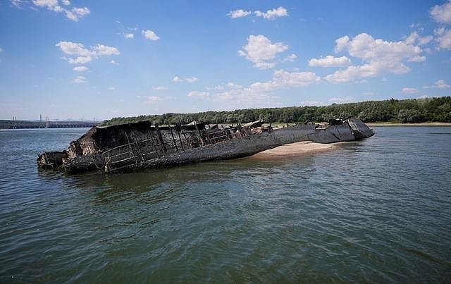 多瑙河水位下降露出二战德国军舰：还有数吨炸药 - 2