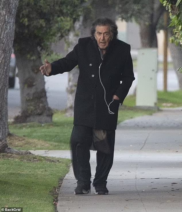 81岁阿尔·帕西诺出街，昔日“教父”身形佝偻步履蹒跚，让人伤感 - 2