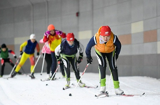 吉林市越野滑雪青少年兴趣班练习越野滑雪。