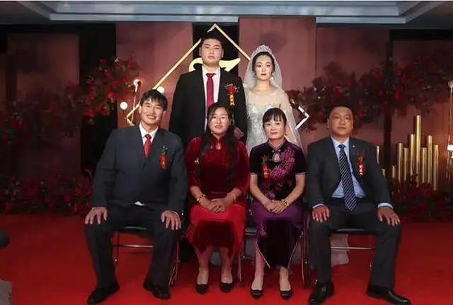 朱单伟与新婚妻子选婚纱，大衣嫂全程陪同，母子身材壮实显富态 - 10