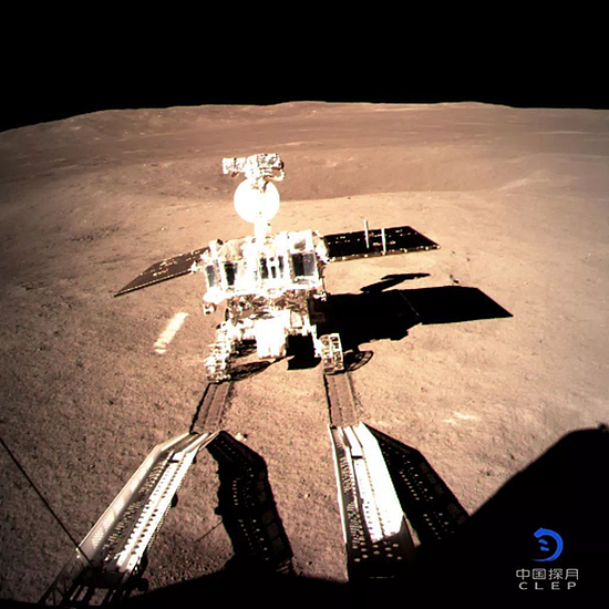 ▲嫦娥四号着陆器监视相机C拍摄的“玉兔二号”巡视器走上月面影像图（图片来自人民日报客户端）