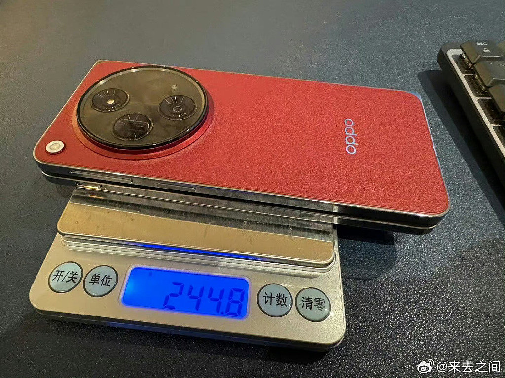 微博 CEO 来去之间提前晒出 OPPO Find N3 手机：红色素皮设计，重 244.8 克 - 2