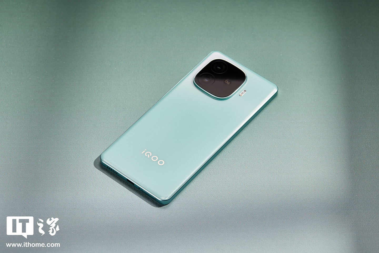 【IT之家开箱】iQOO Z9 Turbo「山野青」图赏：搭载 6000mAh 超薄蓝海电池的轻薄性能机 - 4
