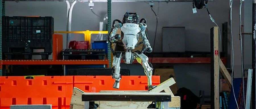 波士顿动力机器人如何“成精”？深扒跑酷王Atlas六年进化 - 1