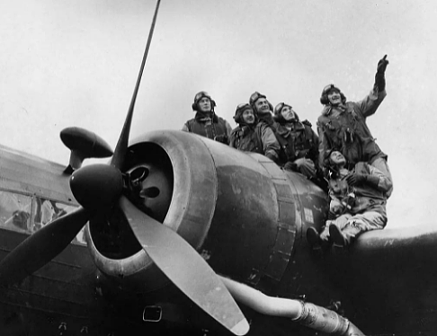二战飞行员口袋中的黑面包：生存与希望的象征 - 1
